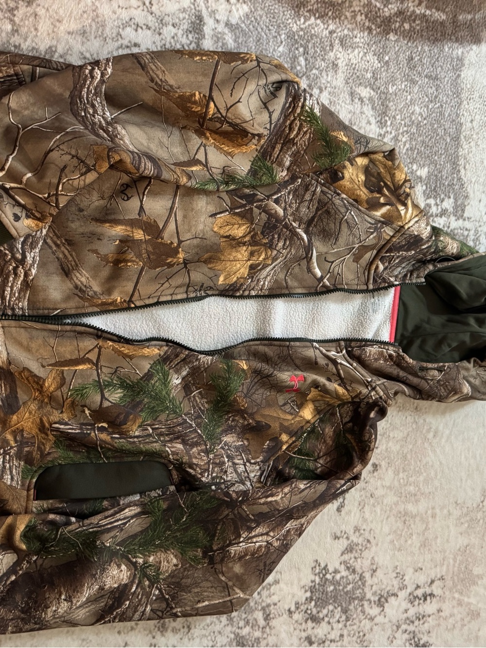 Under Armour women’s Realtree Camo Hoodie - Pink Logo size large. Cold gear - Picture 3 of 3